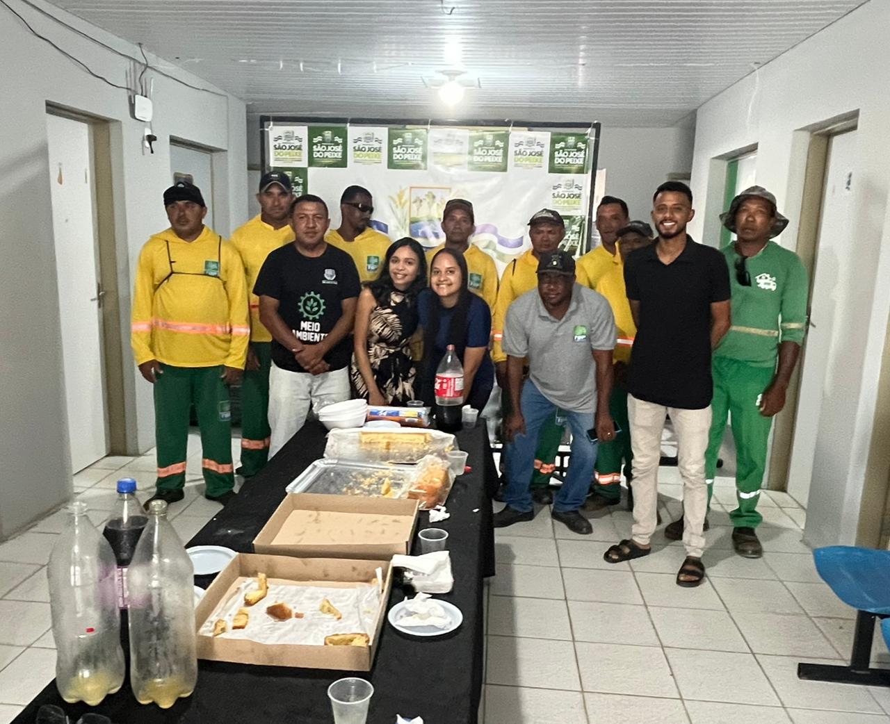A Prefeitura Municipal, junto com a Secretaria de Meio Ambiente, realizou um momento solene muito especial em comemoração ao Dia do Gari! 